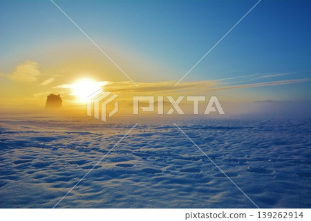日出時分,雪原上空的曙光。 日出時分,雪原上空的曙光。 139262914