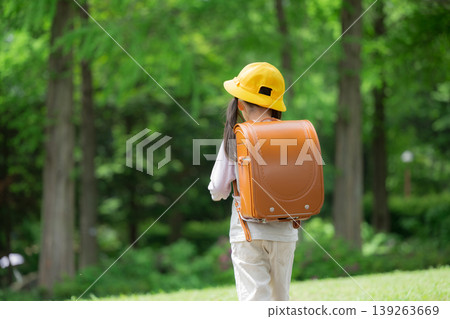 A portrait of the upper body of an energetic elementary school student running with a schoolbag. It evokes images of elementary school children in the lower grades going to and from school, and their growth. A portrait of the upper body of an energetic elementary school student running with a schoolbag. It evokes images of elementary school children in the lower grades going to and from school, and their growth. 139263669