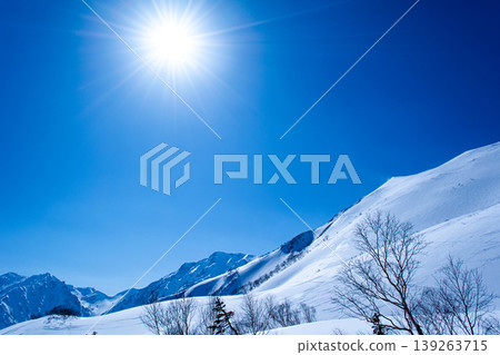 [The brilliance of a new life] Mount Hakuba viewed from Tsugaike Nature Park, and the dazzling spring sun illuminating the snowfield. 139263715