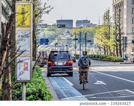停放的車輛阻塞自行車道，騎車者被迫變換車道。 139263827