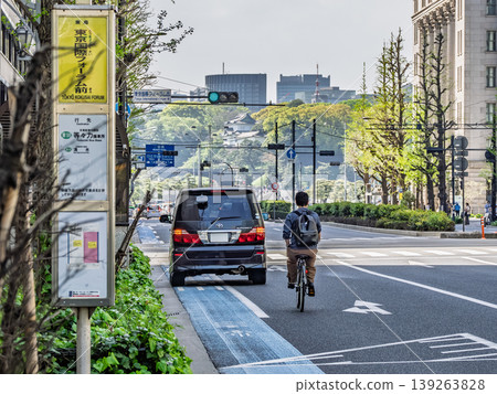 自行車道被停放的車輛堵塞，騎車人為了避開車輛而移動。 139263828