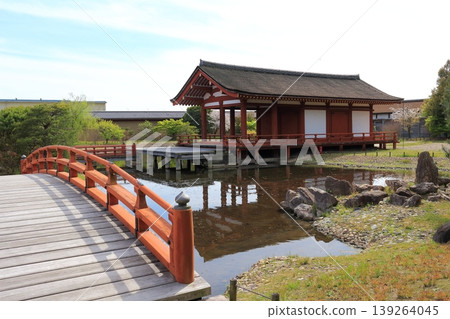 東院庭園是日本皇室舉行宴會和儀式的現代迎賓館，是在世界遺產平城宮遺址上修復的。 139264045