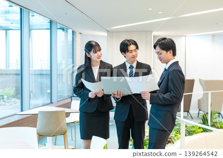 討論的年輕商人 討論的年輕商人 139264542
