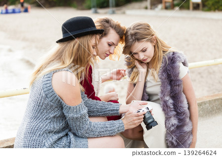 Photographer showing fashion models photos 139264624