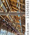 在神社內有一條木質走廊，兩側掛滿了色彩繽紛的風鈴。 139264683