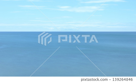透過長時間曝光，平滑地渲染出大海和天空：從稻村崎眺望伊豆大島的極簡主義風景。 139264846