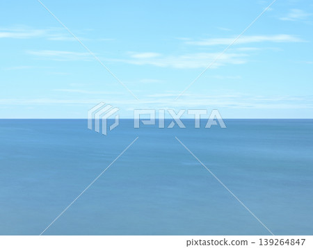 透過長時間曝光，平滑地渲染出大海和天空：從稻村崎眺望伊豆大島的極簡主義風景。 139264847