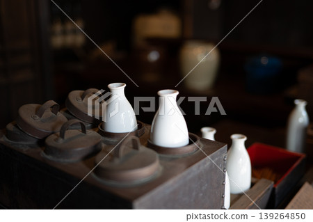在居酒屋(日本酒吧)喝熱清酒 在居酒屋(日本酒吧)喝熱清酒 139264850