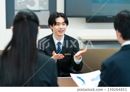 商人在辦公室有業務洽談 商人在辦公室有業務洽談 139264851