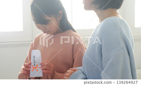 新年壓歲錢親戚家庭照片 139264927
