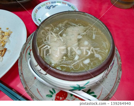 把它們泡在熱氣騰騰的湯裡享用吧！ ……這是當地一家中餐館的「水餃」。 139264940