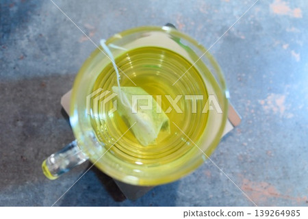 玻璃杯裡盛著茶，裡面放著一個茶包。 139264985