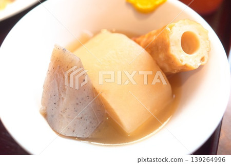 關東煮配白蘿蔔和蒟蒻，盛於白色碗中。 139264996