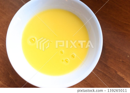 白色碗裝的玉米濃湯 白色碗裝的玉米濃湯 139265011
