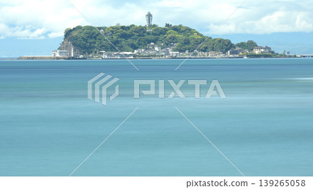 大海和江之島，以慢速快門流暢地描繪出來；從稻村崎看到的湘南風景和負空間。 139265058