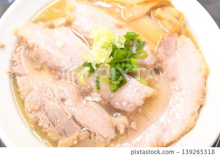 佐野拉麵,盛於白色碗中(加叉燒肉) 佐野拉麵,盛於白色碗中(加叉燒肉) 139265318