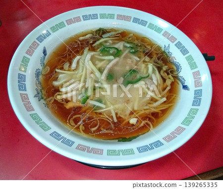 配上熱氣騰騰的湯享用吧! ……這是當地一家中餐館的「肉蕎麥麵」。 配上熱氣騰騰的湯享用吧! ……這是當地一家中餐館的「肉蕎麥麵」。 139265335