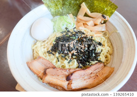 油蕎麥麵配炙烤豬肉和醃雞蛋 139265410