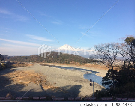 一月，從靜岡縣富士市的富士川河床上眺望，富士山白雪皚皚，藍天白雲。一流的河流，清澈冬日空氣中透出的日式田園風光。 139265478