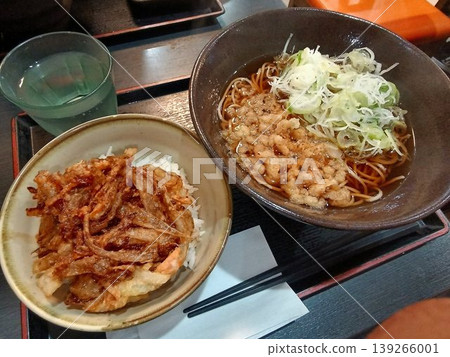 A delicious roadside soba restaurant... 'Mini Kakiage Donburi' and 'Tanuki Soba' A delicious roadside soba restaurant... 'Mini Kakiage Donburi' and 'Tanuki Soba' 139266001