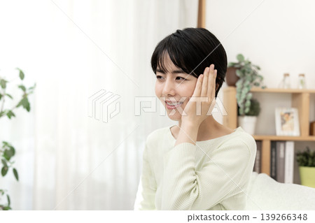 一位年輕女子從疾病中康復後,露出了燦爛的笑容。 一位年輕女子從疾病中康復後,露出了燦爛的笑容。 139266348