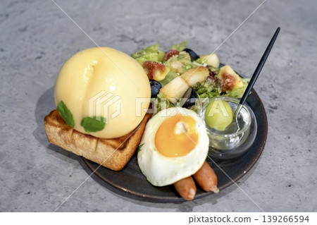 用整顆桃子烤製的吐司,以及一份精緻的早餐 用整顆桃子烤製的吐司,以及一份精緻的早餐 139266594