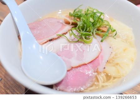 盛在白色碗中的精緻鯛魚口味拉麵。 139266653