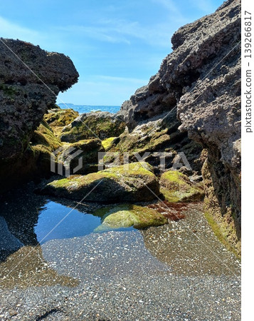 藍天和寧靜的岩石海岸線 藍天和寧靜的岩石海岸線 139266817