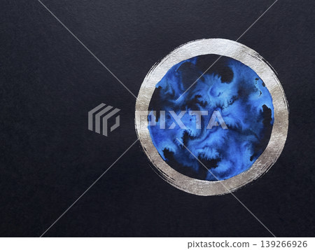一個鉑金色的圓圈和電光藍色的水彩顏料漂浮在黑色日本紙的右側。 一個鉑金色的圓圈和電光藍色的水彩顏料漂浮在黑色日本紙的右側。 139266926