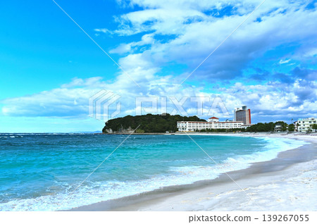 The deserted Shirahama beach, where waves crash against the shore. 139267055