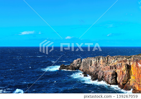 Waves crashing against a cliff 139267059