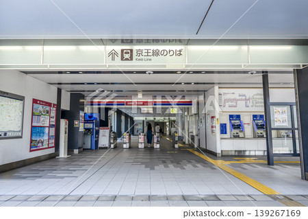 東京調布市的都市景觀:福田車站檢票口入口。 東京調布市的都市景觀:福田車站檢票口入口。 139267169