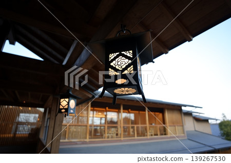 川越冰河神社以其像徵姻緣的風鈴而聞名，神社內懸掛著美麗的燈籠。 139267530