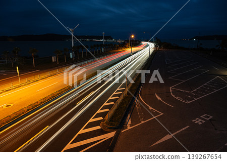 夜間駕車行駛在沖繩的海中公路上 夜間駕車行駛在沖繩的海中公路上 139267654