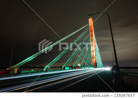 夜間駕車行駛在沖繩的海中公路上 139267657