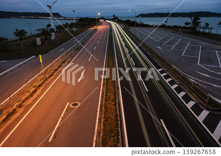 夜間駕車行駛在沖繩的海中公路上 139267658