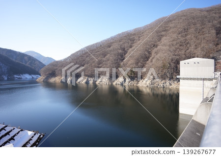 在清爽的冬日空氣中,雄偉的尤尼西川水壩景色壯麗。 在清爽的冬日空氣中,雄偉的尤尼西川水壩景色壯麗。 139267677
