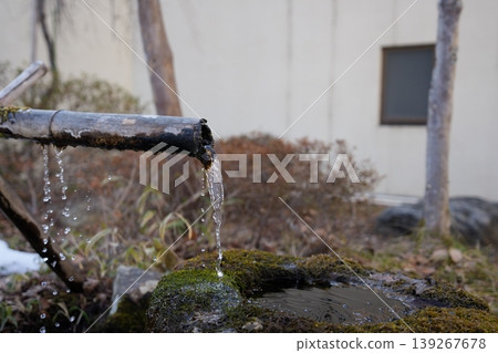 冬季，日光自然環境中竹管滴水的景象。 139267678