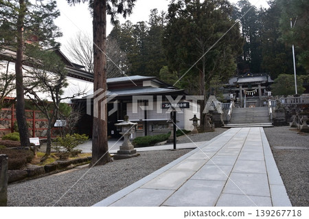 春季高山祭期間,清晨時分,日本岐阜縣高山市櫻山八幡宮及其建築群的景象。 春季高山祭期間,清晨時分,日本岐阜縣高山市櫻山八幡宮及其建築群的景象。 139267718