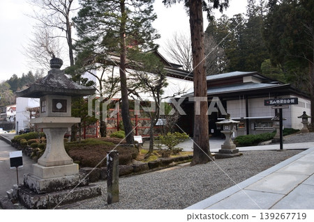 春季高山祭期間,清晨時分,日本岐阜縣高山市櫻山八幡宮及其建築群的景象。 春季高山祭期間,清晨時分,日本岐阜縣高山市櫻山八幡宮及其建築群的景象。 139267719