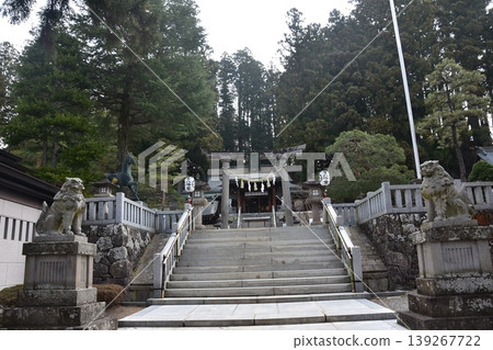 春季高山祭期間的清晨,日本岐阜縣高山市櫻山八幡宮的入口和守護獅子雕像。 春季高山祭期間的清晨,日本岐阜縣高山市櫻山八幡宮的入口和守護獅子雕像。 139267722