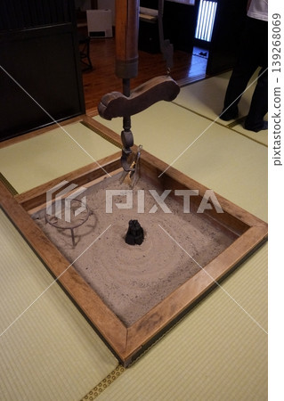 一幅迷人的傳統壁爐場景,非常適合在冬季溫泉旅館裡取暖。 一幅迷人的傳統壁爐場景,非常適合在冬季溫泉旅館裡取暖。 139268069