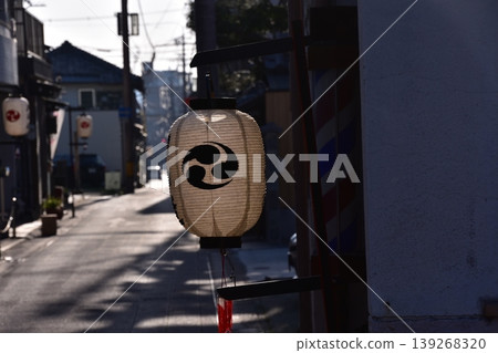 日本愛知縣犬山市:在犬山春季祭期間,街道兩旁,無論是老房子或新房子,都會掛滿燈籠。 日本愛知縣犬山市:在犬山春季祭期間,街道兩旁,無論是老房子或新房子,都會掛滿燈籠。 139268320