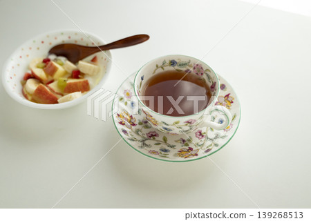 下午茶時間,享用刨冰和水果酸奶 下午茶時間,享用刨冰和水果酸奶 139268513