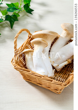 籃子裡裝著新鮮的杏鮑菇 籃子裡裝著新鮮的杏鮑菇 139268553