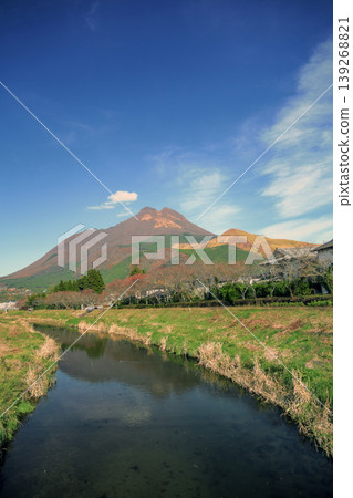 以大分縣由布山為背景的風景 139268821