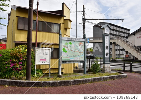 位於三重縣龜山市JR關站前的東海道關宿資訊牌及週邊街景。 位於三重縣龜山市JR關站前的東海道關宿資訊牌及週邊街景。 139269148