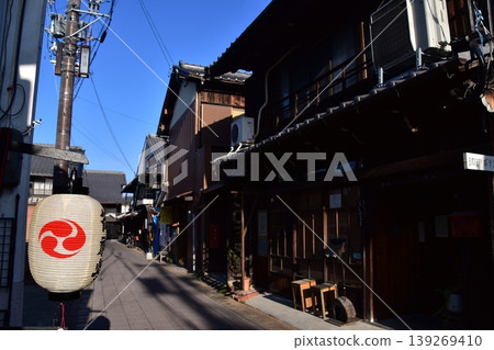 日本愛知縣犬山市:春季犬山祭期間,傳統日式房屋入口處懸掛著燈籠。 日本愛知縣犬山市:春季犬山祭期間,傳統日式房屋入口處懸掛著燈籠。 139269410