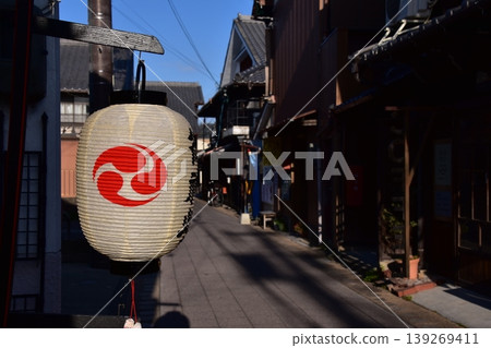 日本愛知縣犬山市:春季犬山祭期間,傳統日式房屋入口處懸掛著燈籠。 日本愛知縣犬山市:春季犬山祭期間,傳統日式房屋入口處懸掛著燈籠。 139269411