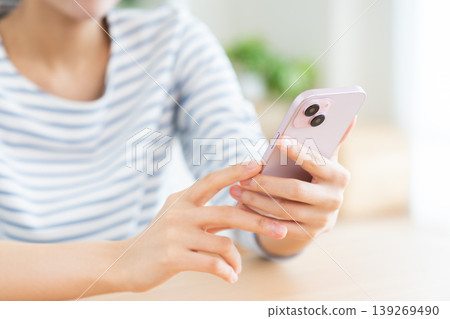 在客廳裡使用智能手機的年輕女子 139269490